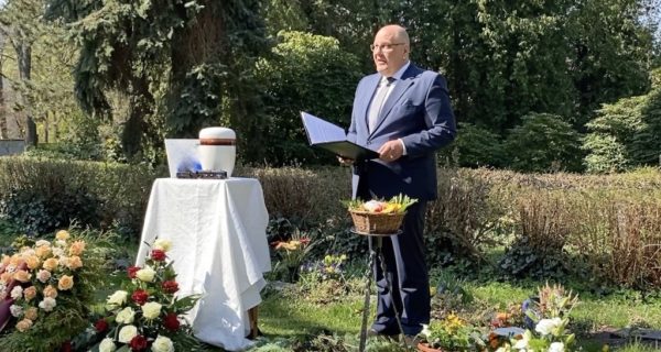Trauerredner werden, Werde Teil der CR Trauerredner Familie, Carsten Riedel bei einer Grabrede