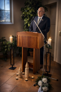 Trauerredner Carsten Riedel bei der Ansprache in der Trauerhalle