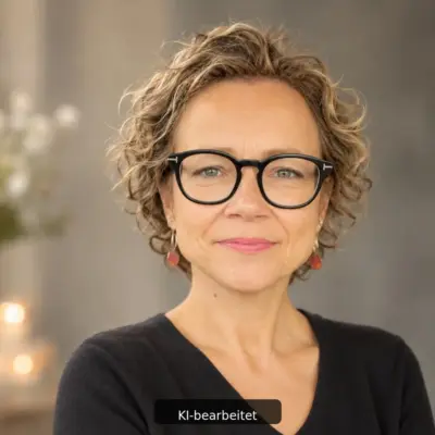 Porträt der Trauerrednerin Yvonne Mende mit schwarzer Brille