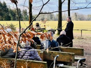 Waldbestattung, CR Trauerredner Sandro Andersky in Neuschönburg bei der Trauerrede am Andachtsplatz, Trauerredner Erzgebirge