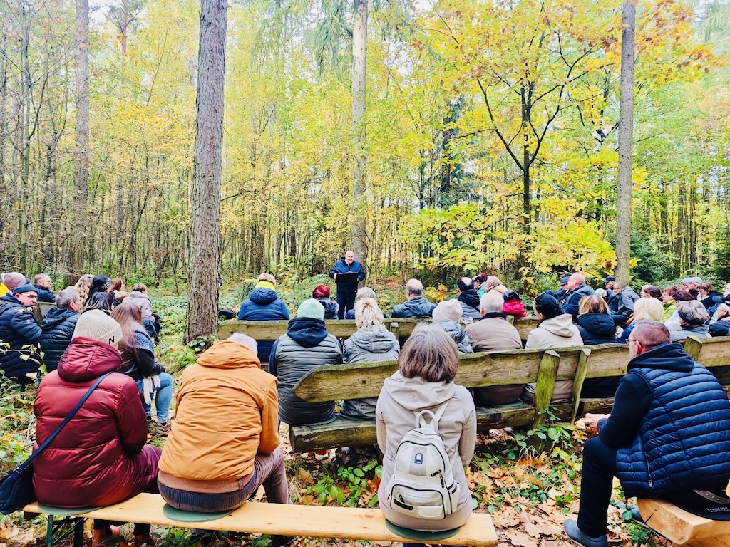Andacht im Friedwald Waldenburg, Carsten Riedel spricht zum Totengedenken 2025