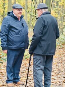 Carsten Riedel mit Gast im Friedwald Waldenburg im Gespräch nach der Andacht