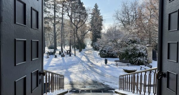 Trauerrede wichtig für den Abschied, Blick aus dem Hauptportal des Hauptfriedhofes Zwickau