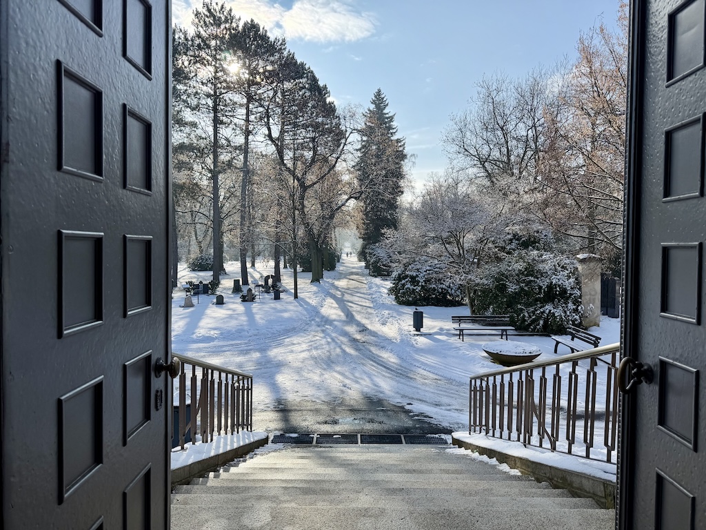 Trauerrede wichtig für den Abschied, Blick aus dem Hauptportal des Hauptfriedhofes Zwickau