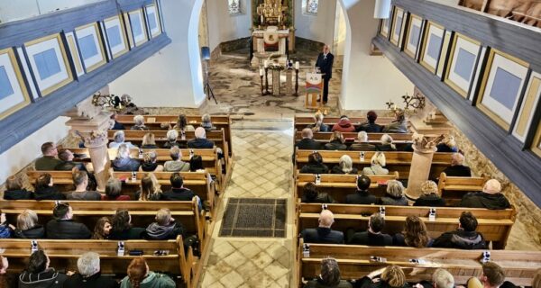 gute Trauerrede, CR Trauerredner Carsten Riedel in der Kirche Greifenhain