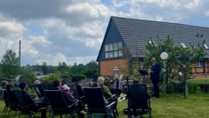 Trauerfeier im Garten, Trauerredner Carsten Riedel mit Trauergesellschaft