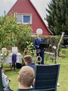 Trauerfeier im Garten, Carsten Riedel