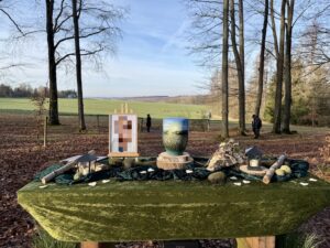 Trauerredner Waldfriedhof Zwickauer Land, Dekoration am Andachtsplatz