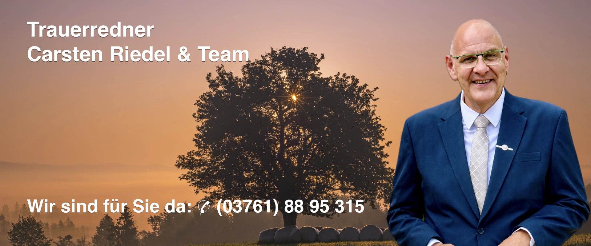 CR Trauerredner, Header, Foto von Carsten Riedel vor einer Landschaft in der Abendsonne