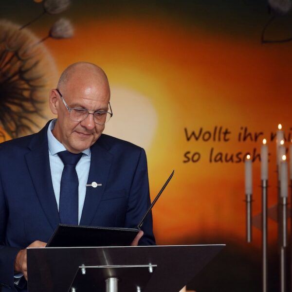 Trauerredner persönlich anfragen – Carsten Riedel am Rednerpult während einer Trauerfeier, Foto: Ralph Köhler, propicture