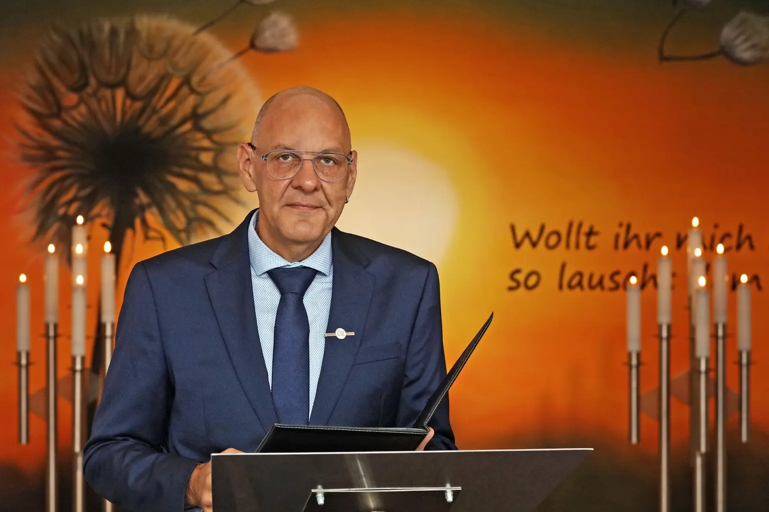 Trauerredner Carsten Riedel in der kleinen Halle des Hauptfriedhofs Zwickau
