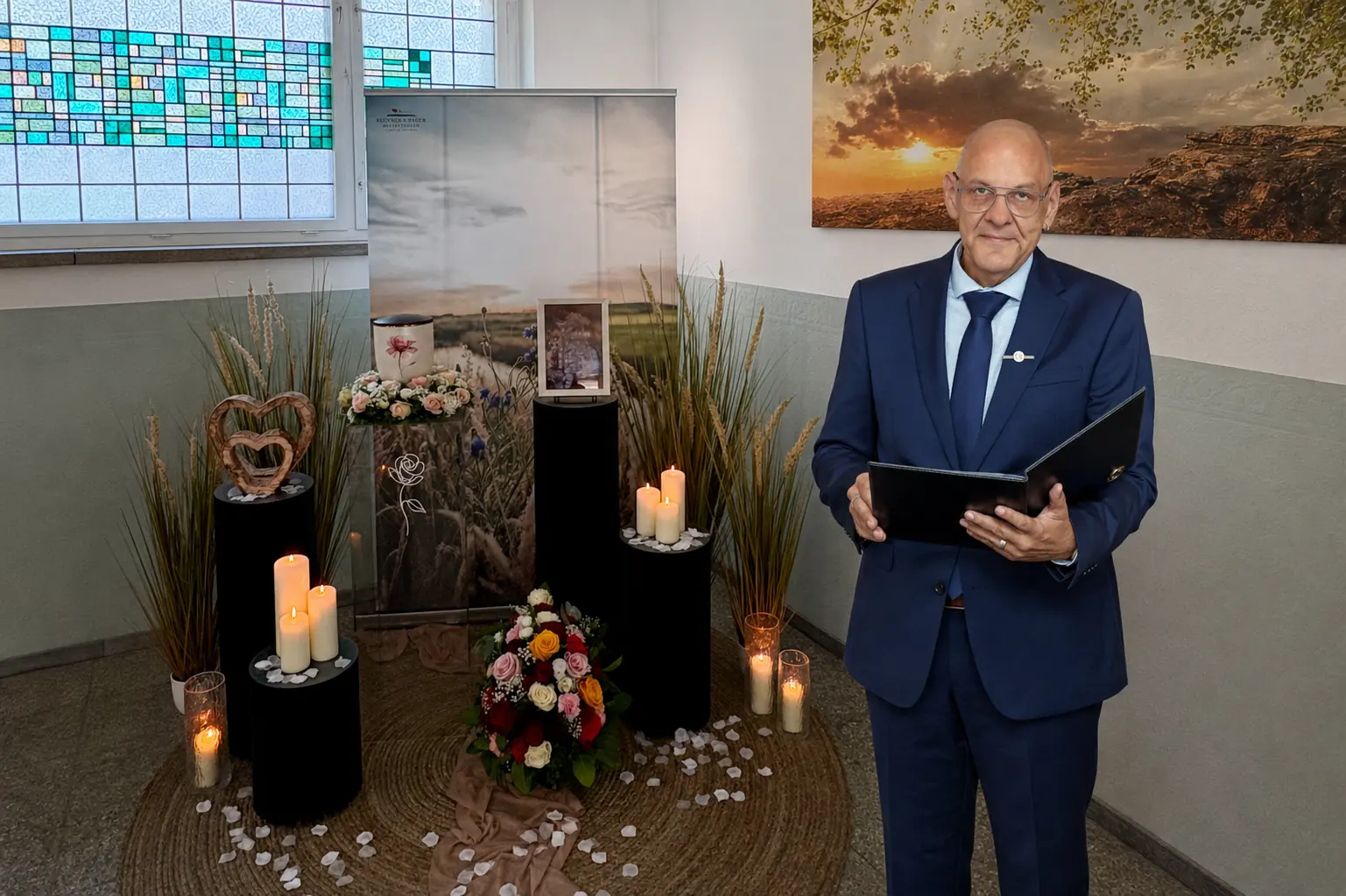 Trauerredner Carsten Riedel in der geschmückten Trauerhalle in Adorf