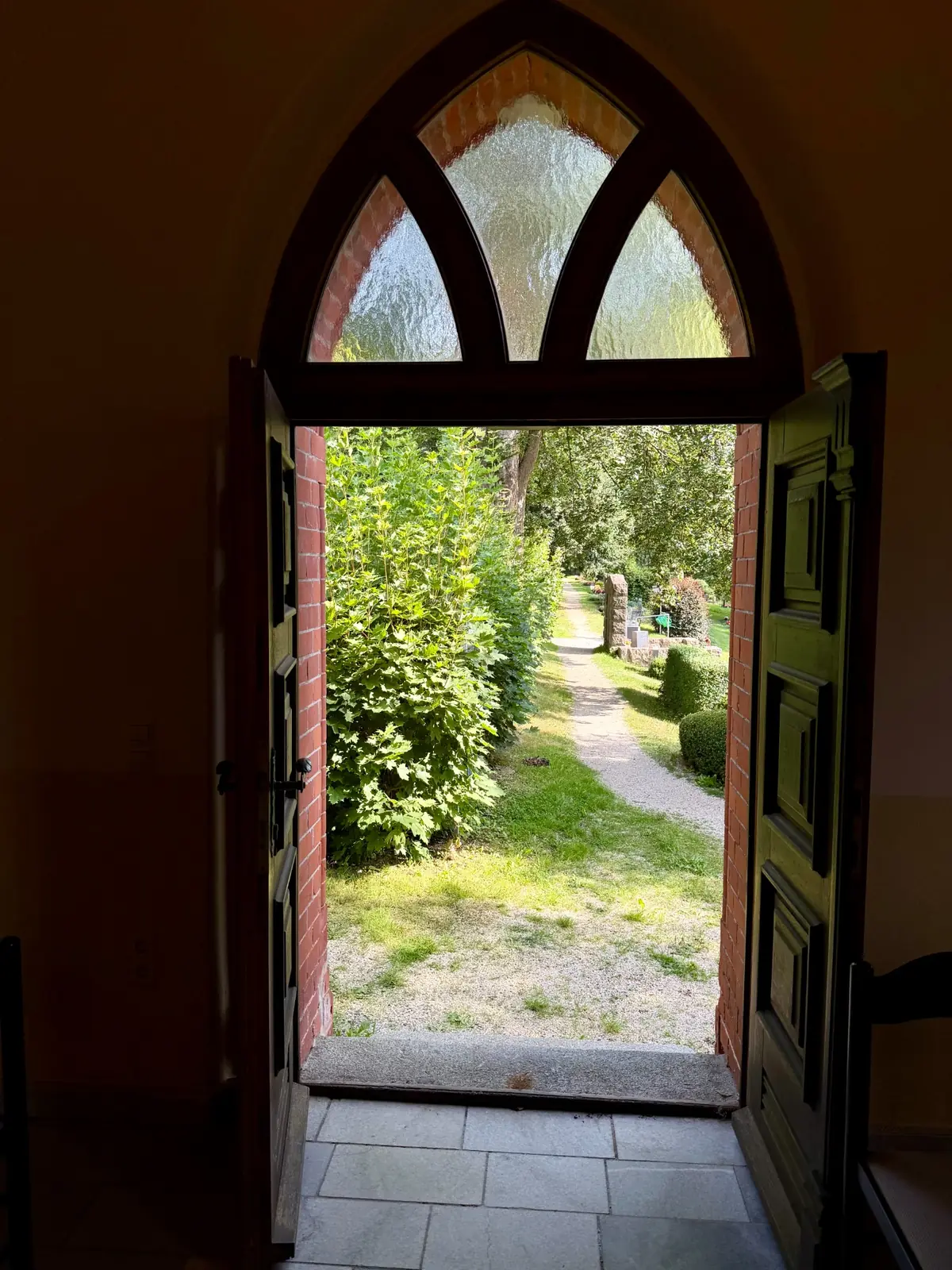 Blick aus der Friedhofskapelle auf den Friedhof Klingenthal 1