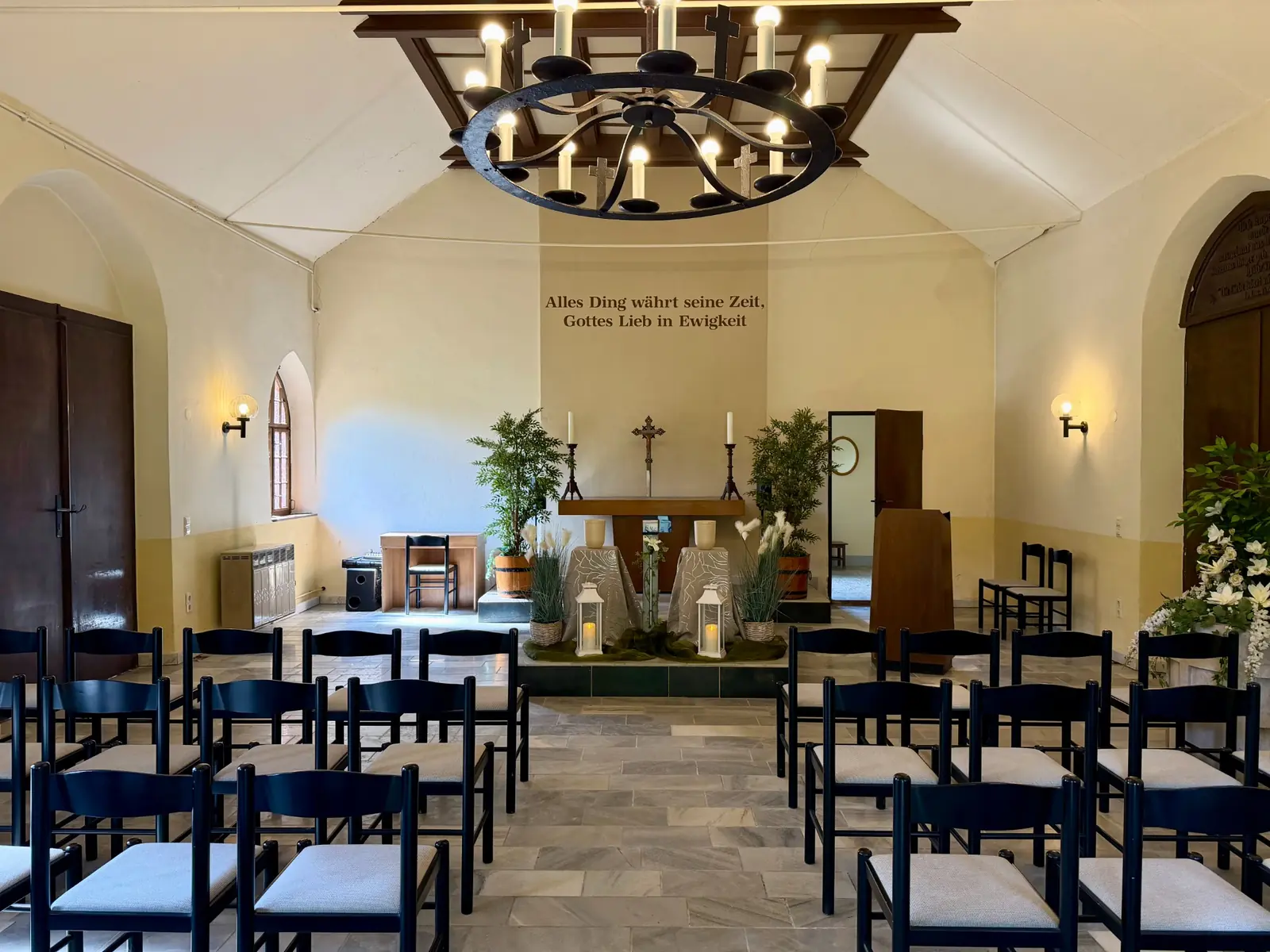 Innenraum der Friedhofskapelle Klingenthal