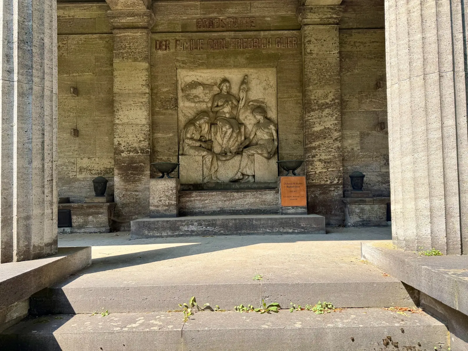 Grabstätte der Familie Glier mit Relief auf dem Friedhof Klingenthal 1