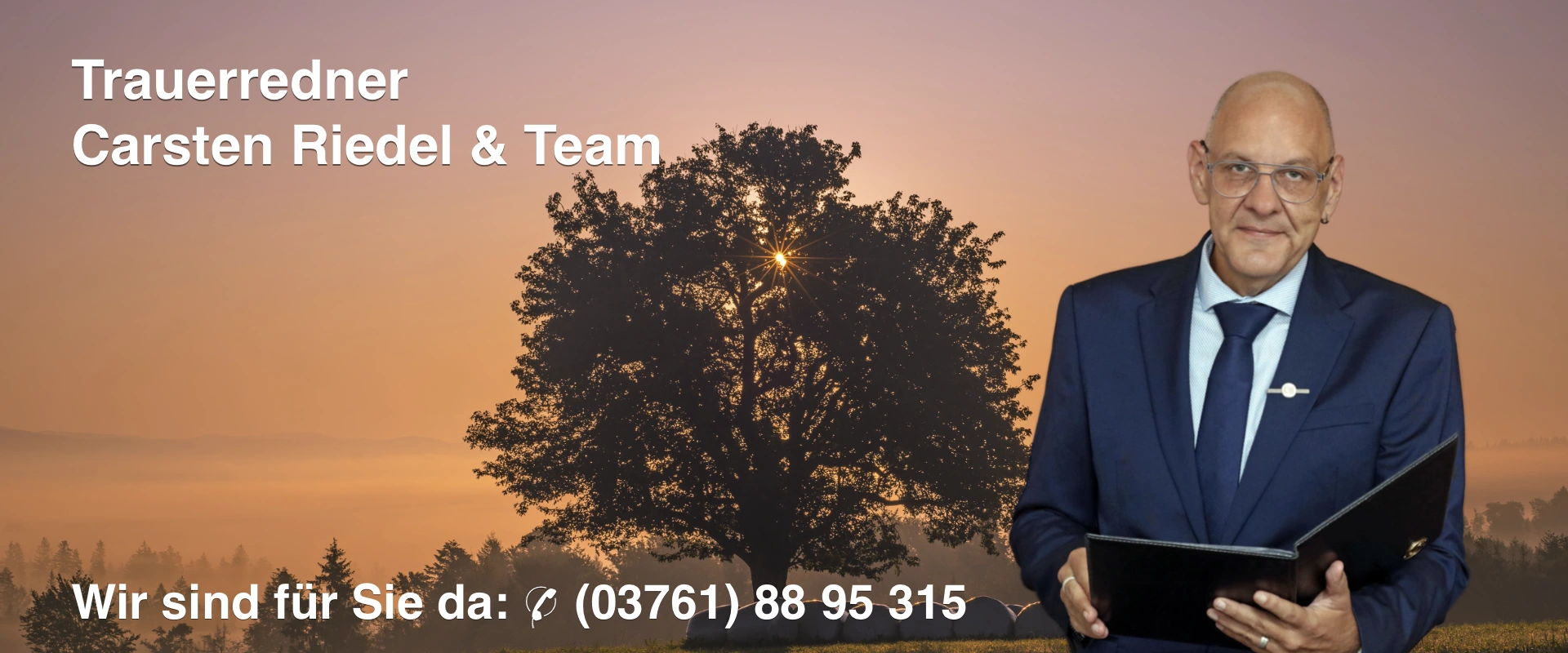 CR Trauerredner, Header, Foto von Carsten Riedel vor einer Landschaft in der Abendsonne