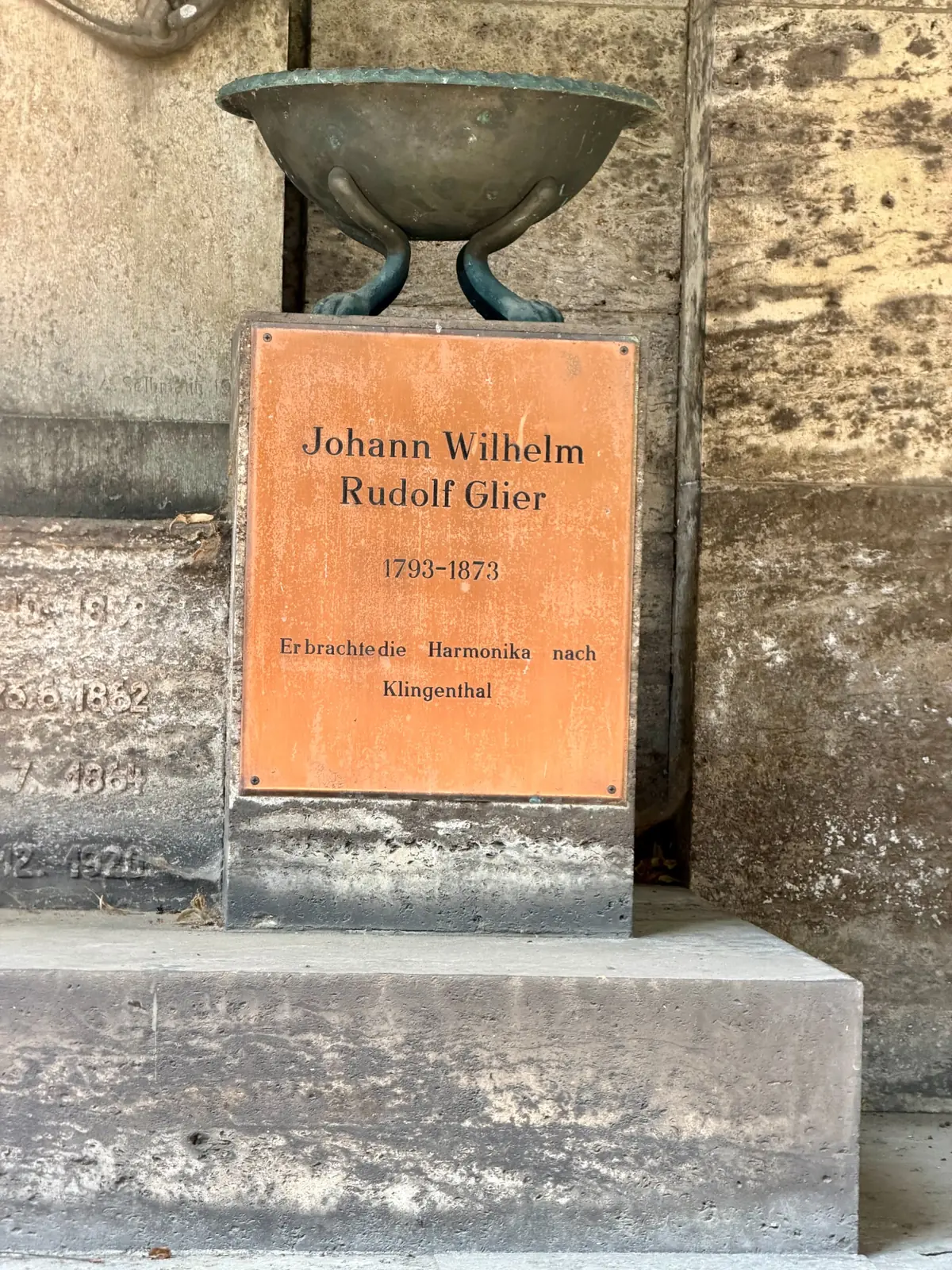Gedenktafel für Johann Wilhelm Rudolf Glier an der Familiengrabstätte in Klingenthal