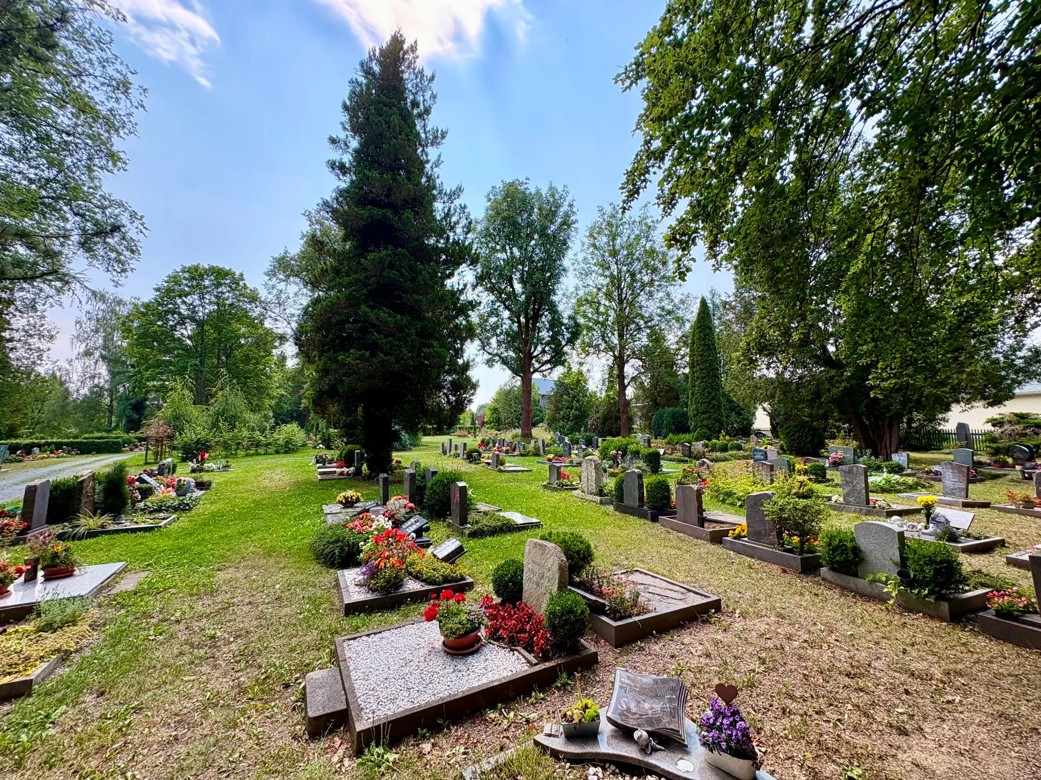 Bepflanzte Grabstätten auf dem Johannisfriedhof Adorf im Vogtland