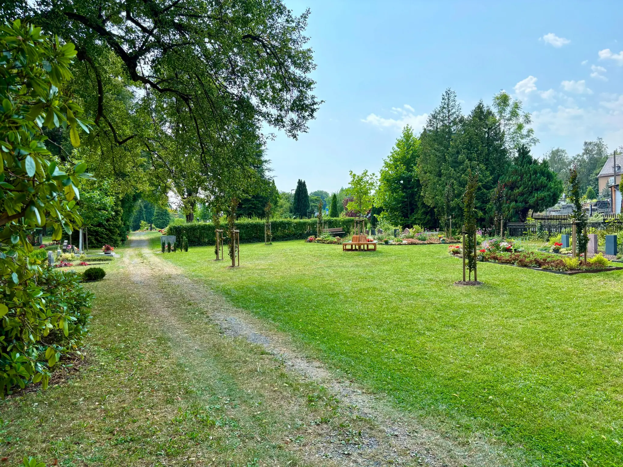 Ruhige Grünanlage mit Bänken auf dem Johannisfriedhof Adorf im Vogtland