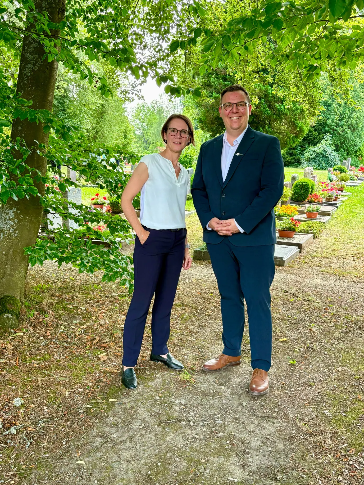 Katja Sciascia und Oliver Weinmann auf dem Johannisfriedhof Adorf