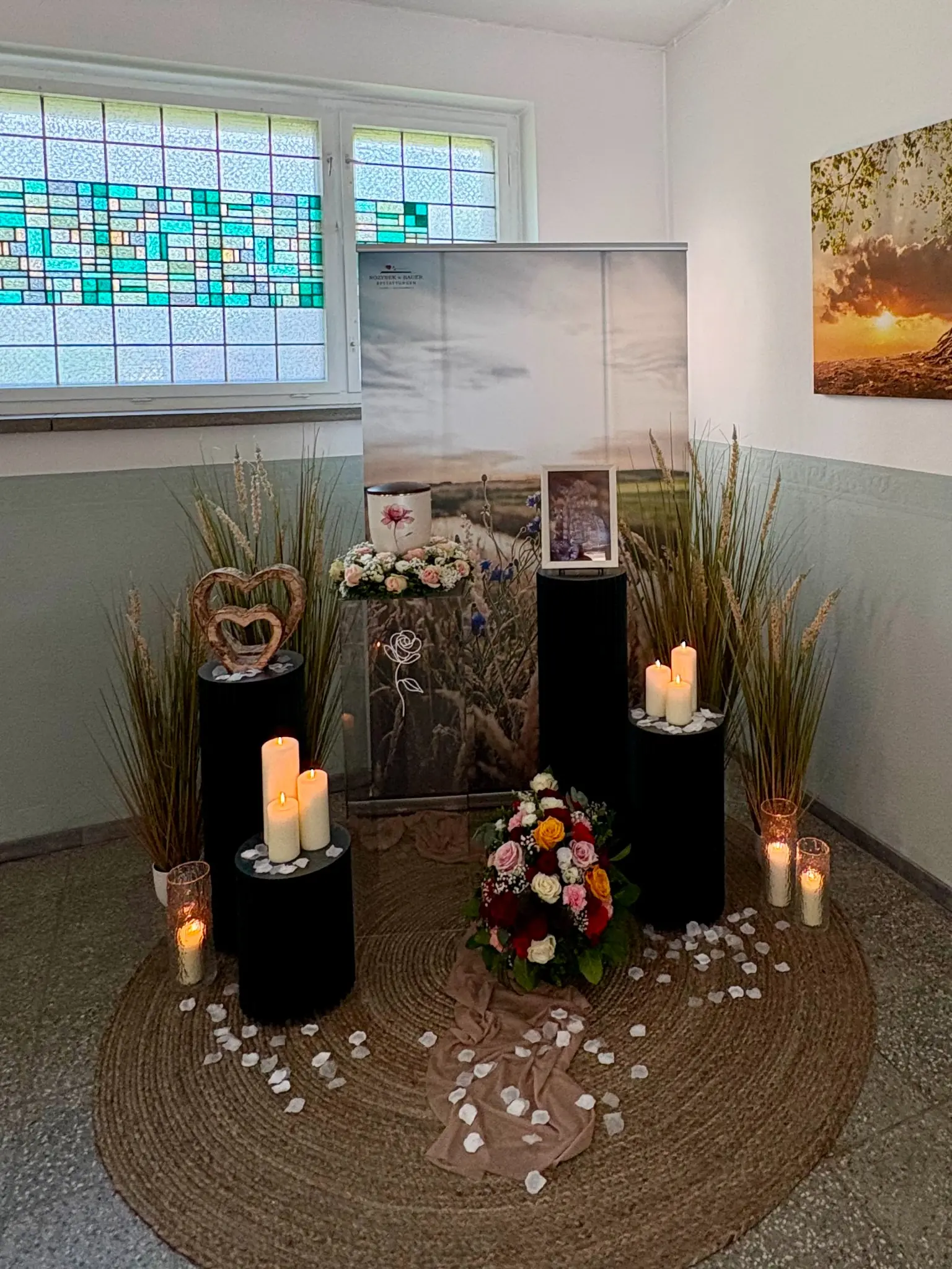 Persönliche Trauerdekoration mit Urne, Blumen und Kerzen in der Adorfer Trauerhalle
