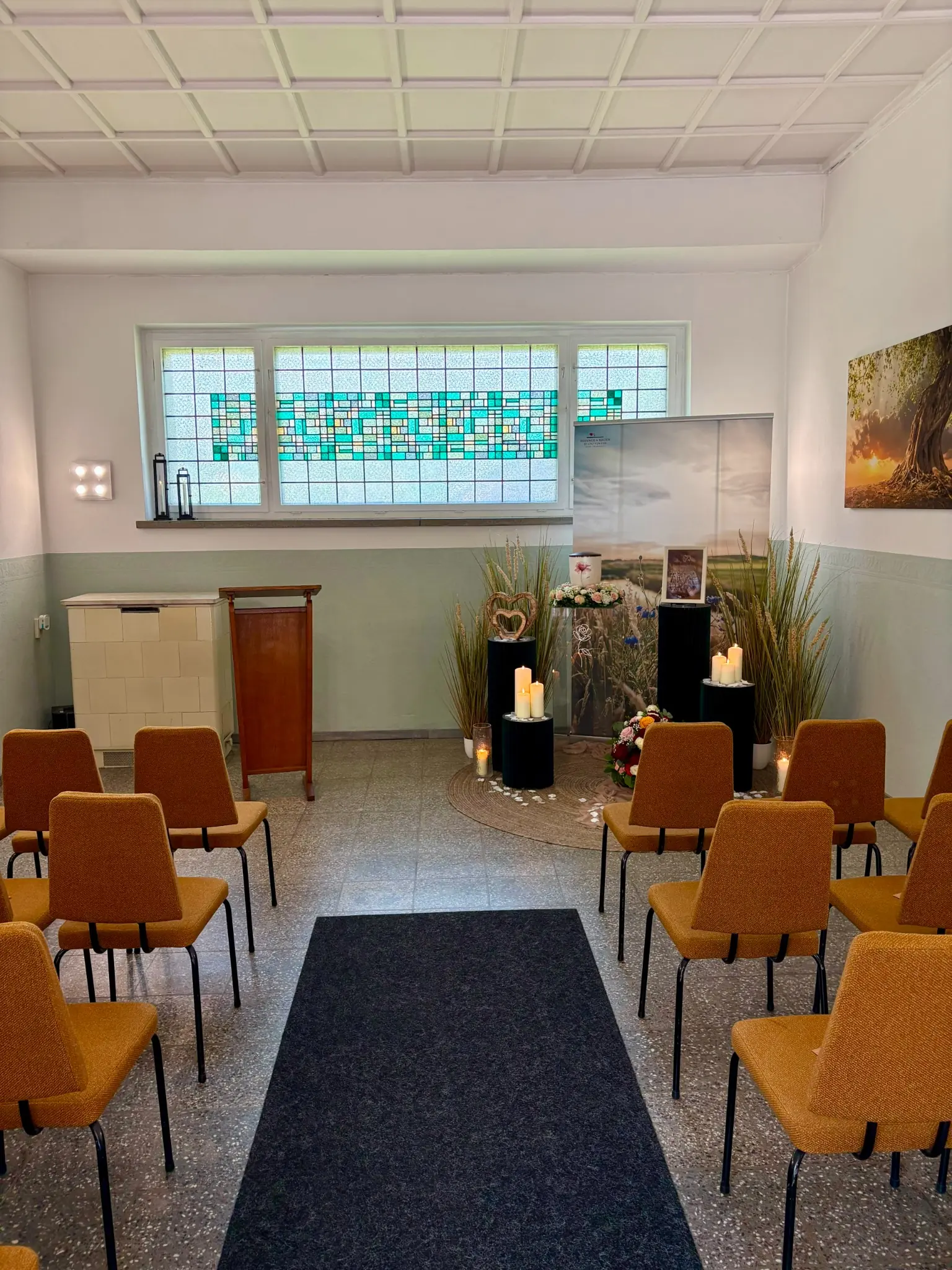 Geschmückte Trauerhalle auf dem Johannisfriedhof Adorf im Vogtland
