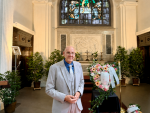 Trauerredner Carsten Riedel in der großen Trauerhalle Meerane vor Urne und Blumenherz