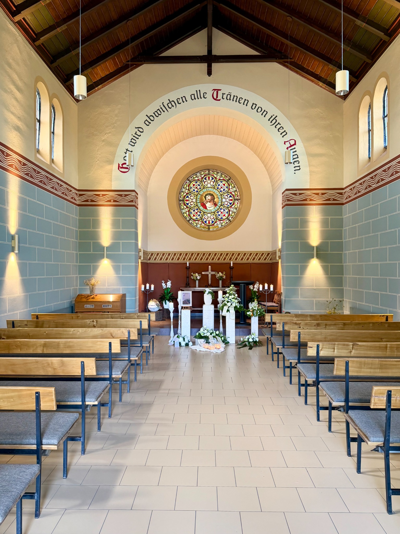 Innenraum der modernisierten Trauerhalle auf dem Friedhof Frohburg
