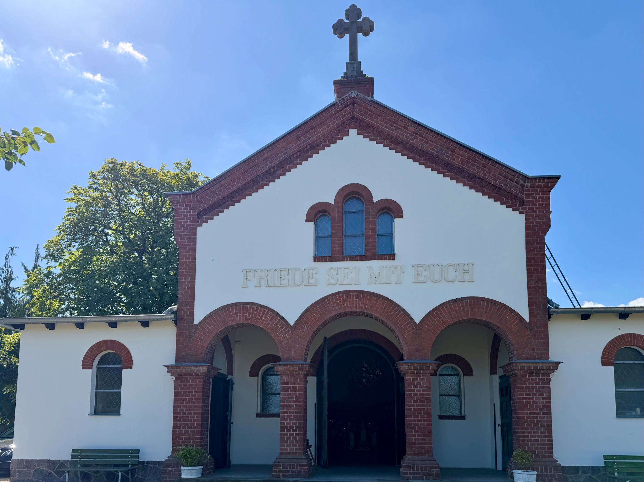 Friedhofskapelle auf dem gepflegten Neuen Friedhof Frohburg