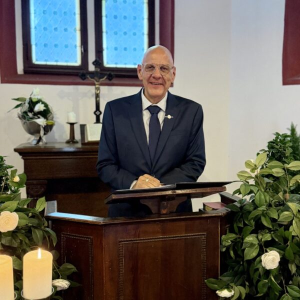 Carsten Riedel als Trauerredner am Rednerpult in der Trauerhalle Gößnitz