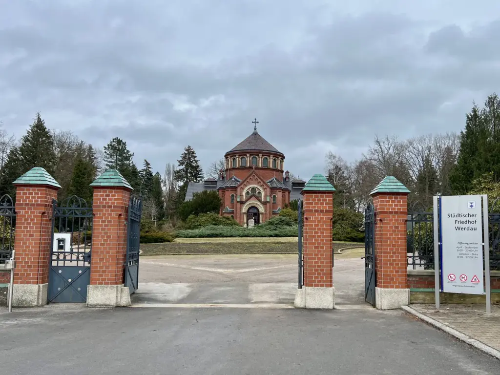 Eingang und historische Friedhofskapelle des Friedhofs Werdau
