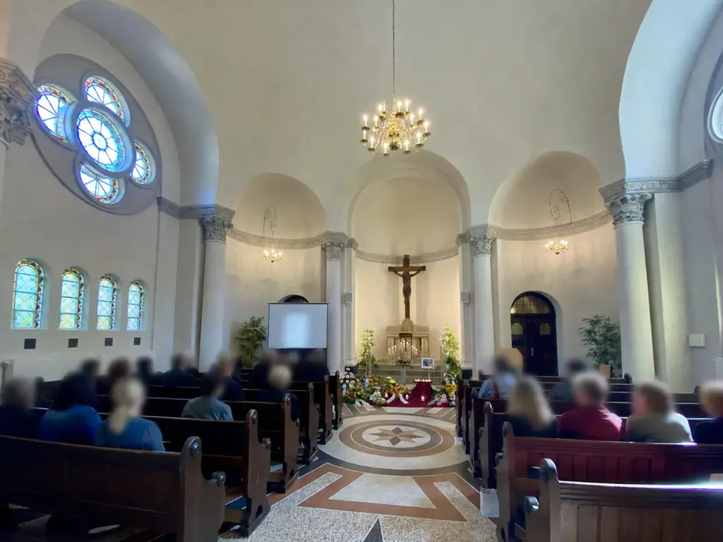 Innenansicht der großen Trauerhalle auf dem Friedhof Werdau
