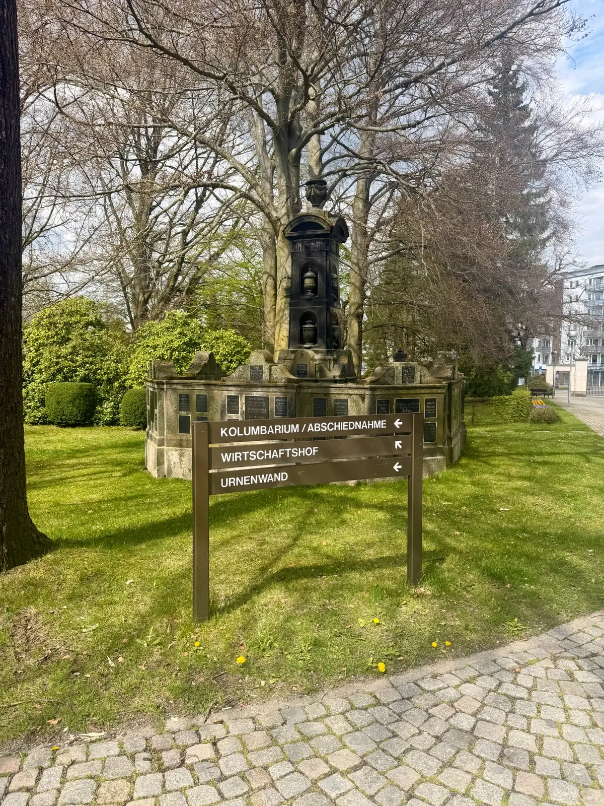 Wegweiser zum Columbarium auf dem Hauptfriedhof Chemnitz