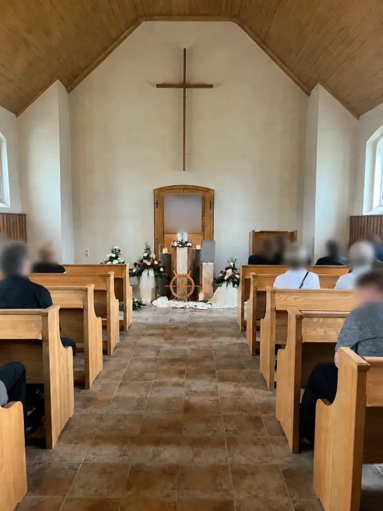 Anonymisierte Trauerfeier in einer stillen Kapelle in Geithain