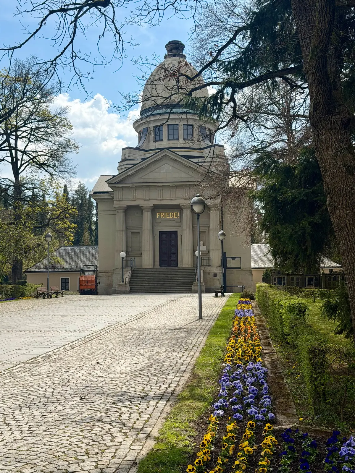 Große Trauerhalle auf dem Hauptfriedhof Chemnitz an der Reichenhainer Straße