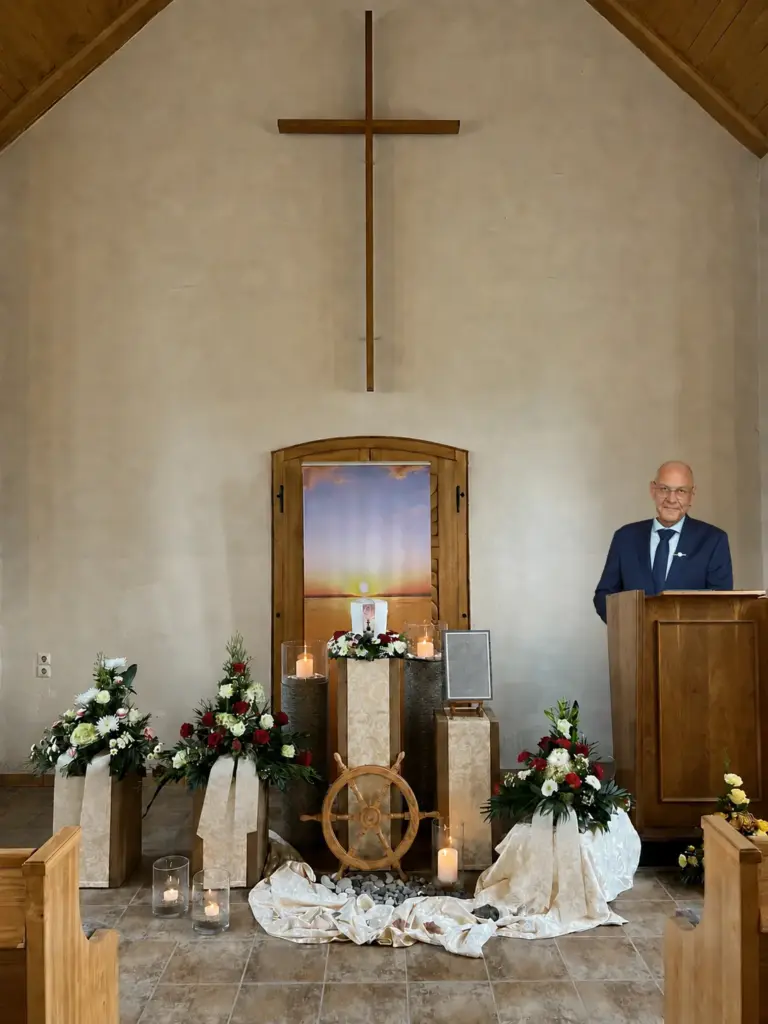 Collage mit Trauerredner Carsten Riedel am Rednerpult bei einer Trauerfeier