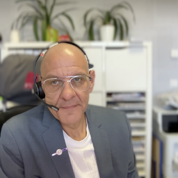 Trauerredner Carsten Riedel im Büro bei einem Gespräch mit Headset