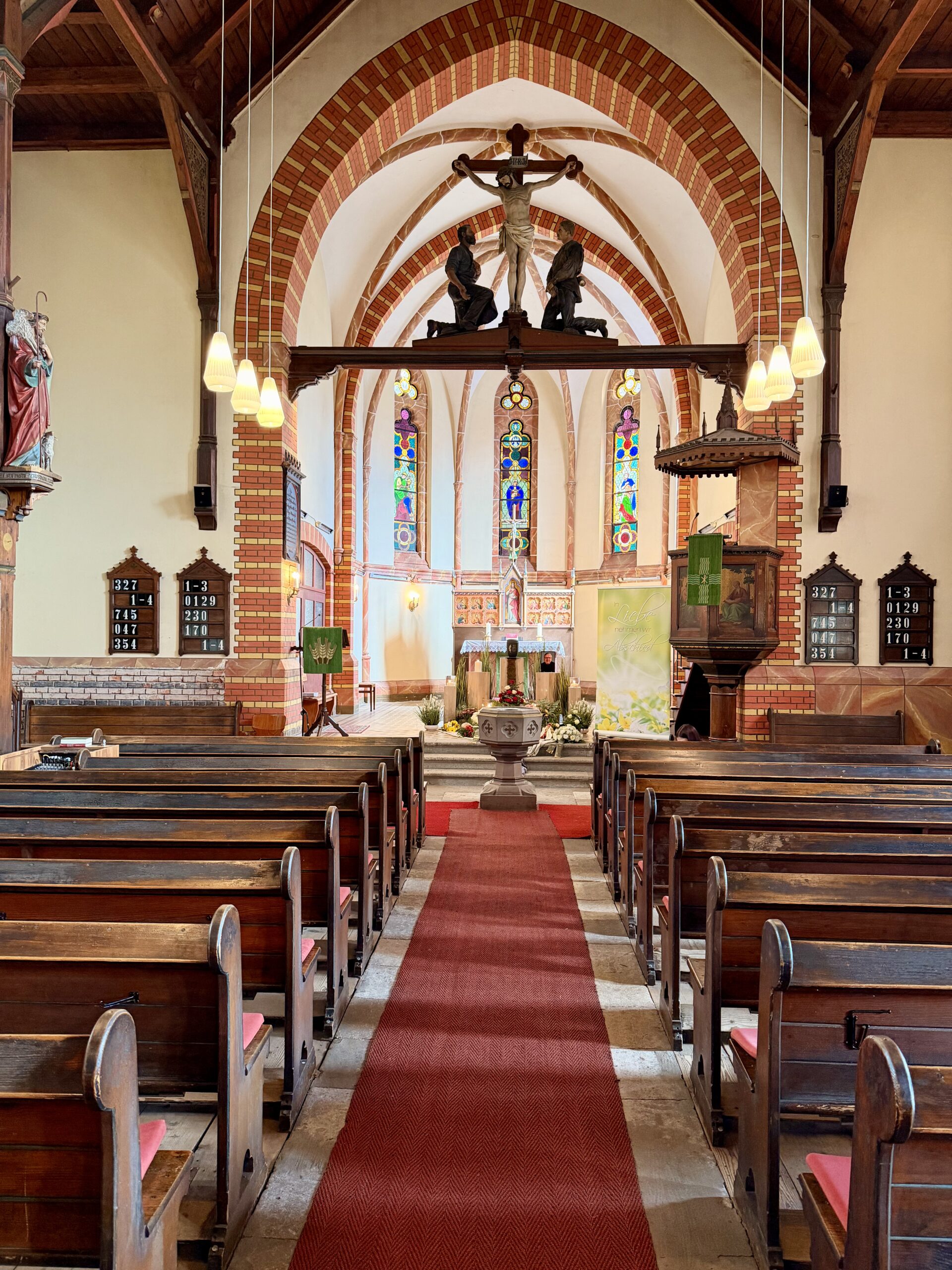 Innenraum der Kirche Cainsdorf bei einer Trauerfeier in Zwickau