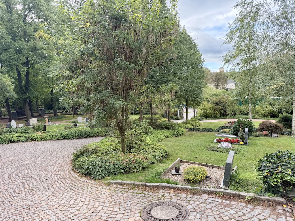 Gepflegte Grabstätten auf dem Friedhof Planitz