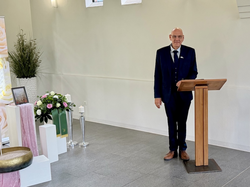 Carsten Riedel in der Trauerhalle des Friedhofs Planitz
