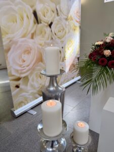 Kerzen und Blumenschmuck bei einer Trauerfeier in Planitz